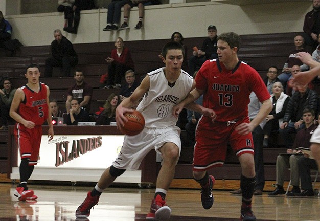 Mercer Island's Ethan Chen (41) works past Juanita's Ravi Regan-Hughes (13) Tuesday