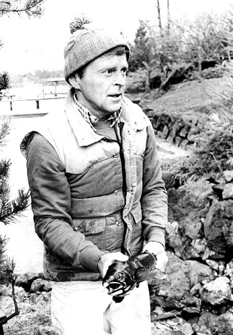 Al Adams with a returning salmon at his Mercer Island home in 1986.