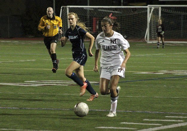 Mercer Island's Jordan Snyder (17) charges past the Interlake defense during the Islanders' league match against the Saints Tuesday