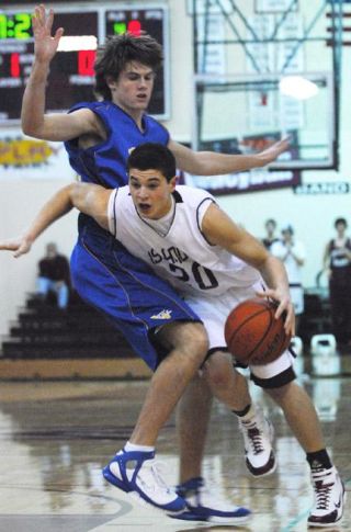 From start to finished: Boys knock Bellevue from KingCo title hunt