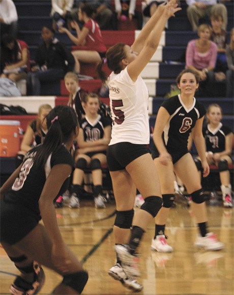 Mercer Island’s Carly Wilson (15) sets a ball during the second game against the Rebels last week.