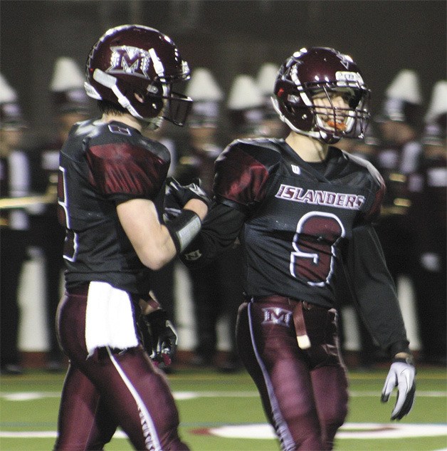 Eric Stefanchik (9) is congratulated by a teammate for his great first half during the Islanders’ win over Lake Washington last Friday.