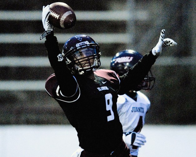 Islander WR Eric Stefanchik (9) celebrates a first half touchdown reception against Juanita at Mercer Island on Friday.