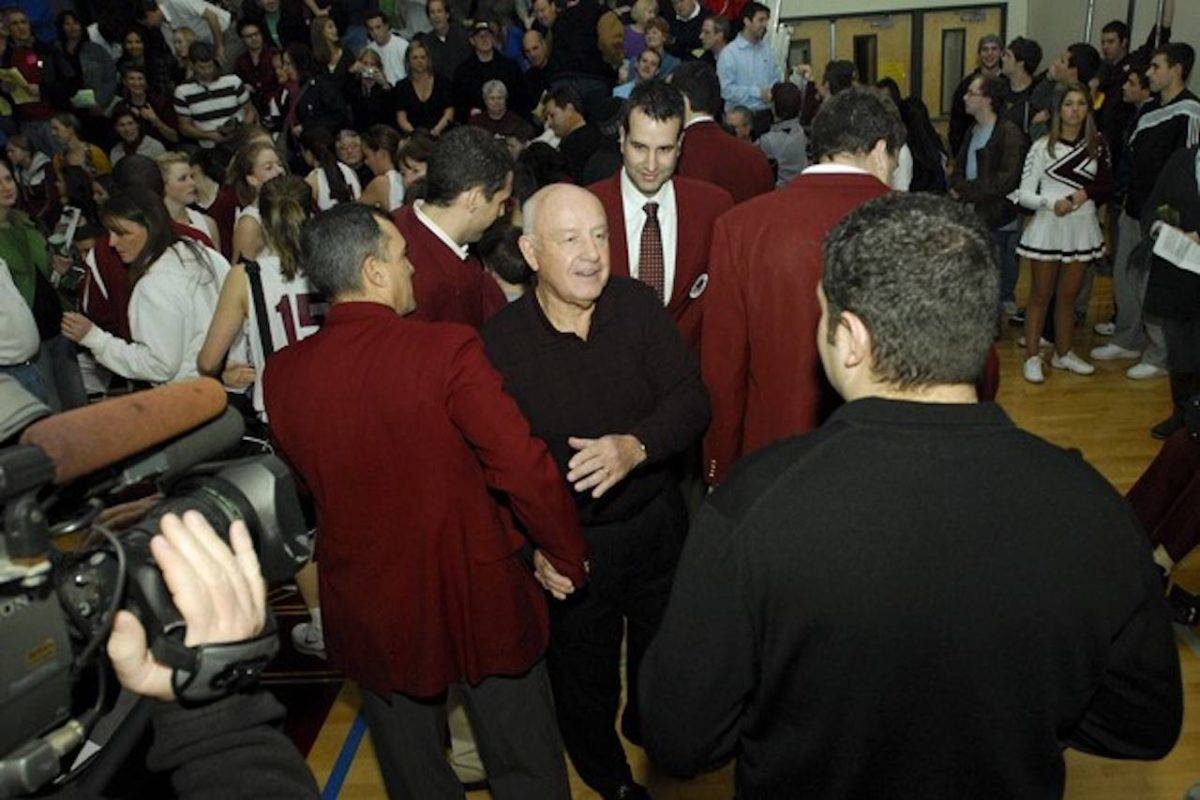 Former Mercer Island High School boys basketball head coach Ed Pepple, center, has died at age 88. Reporter file photo