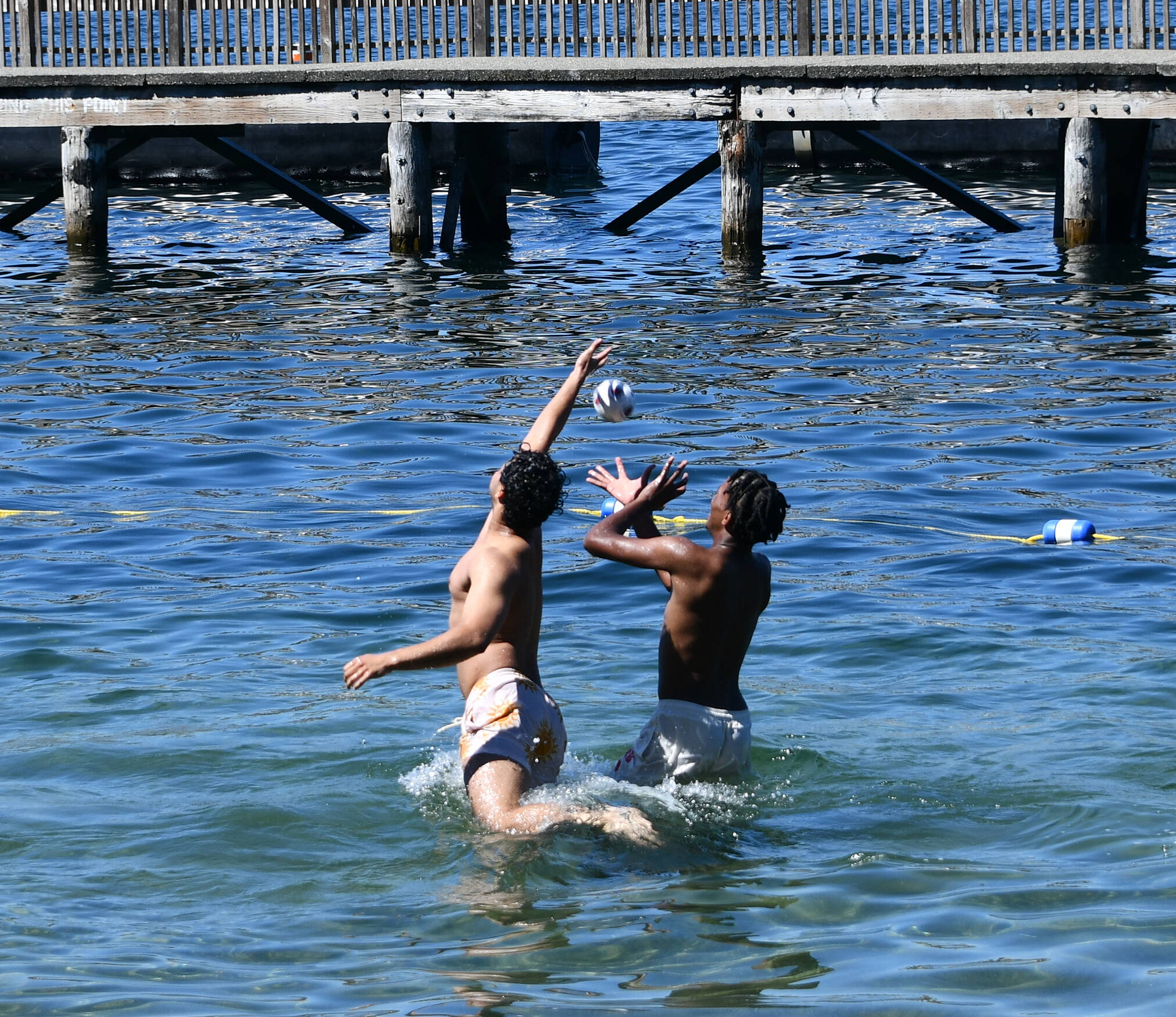 Islanders Arin Agarwal, left, and Remy Frederick battle for the ball thrown by Pete Pratt amidst the scorching heat on Aug. 15 at Groveland Beach Park off Lake Washington. The weather reached 93 degrees on the day. Andy Nystrom/ staff photo