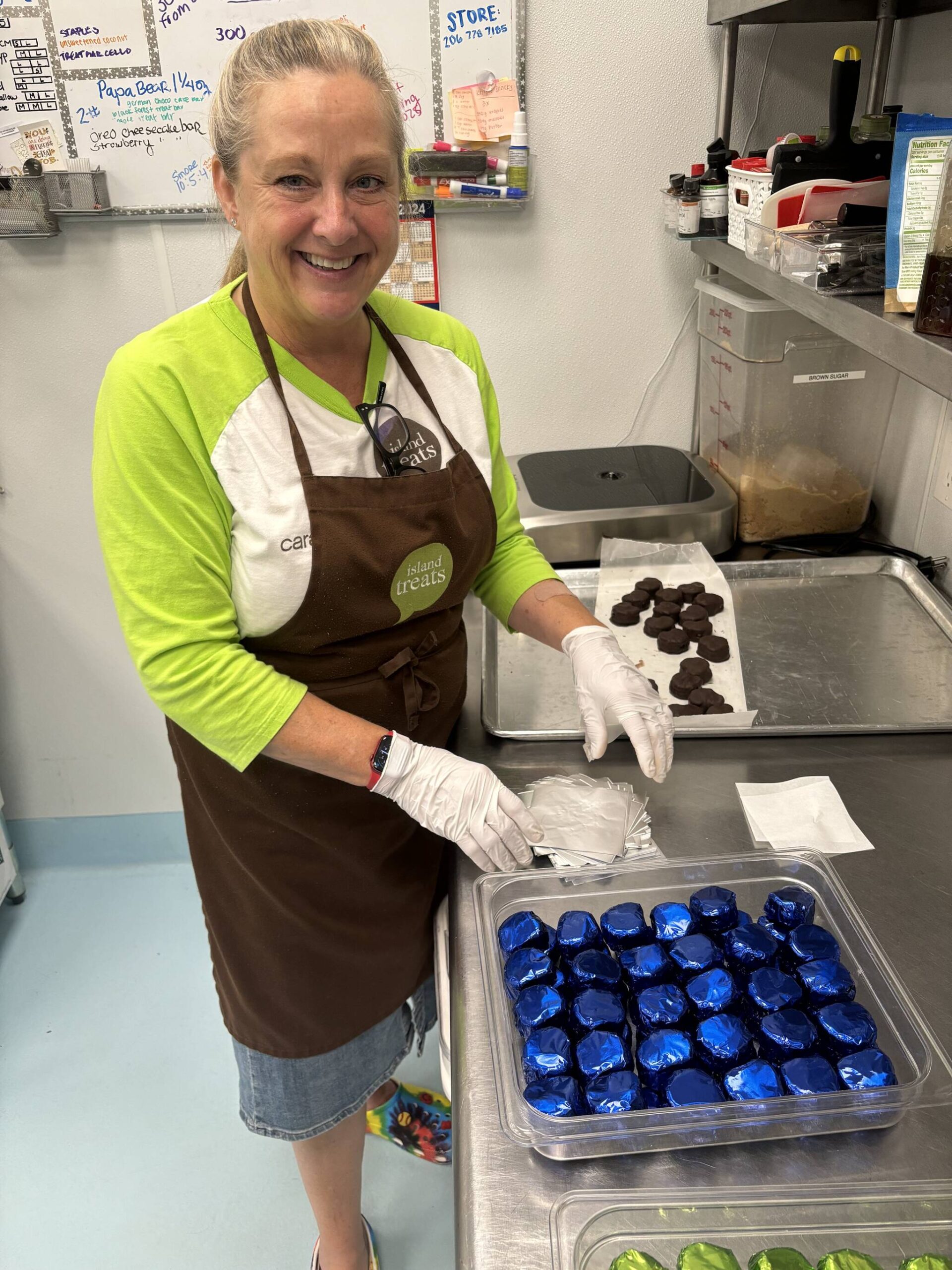 Ann Peterson wraps Pretzel Thingies at Island Treats on Aug. 28. Andy Nystrom/ staff photo