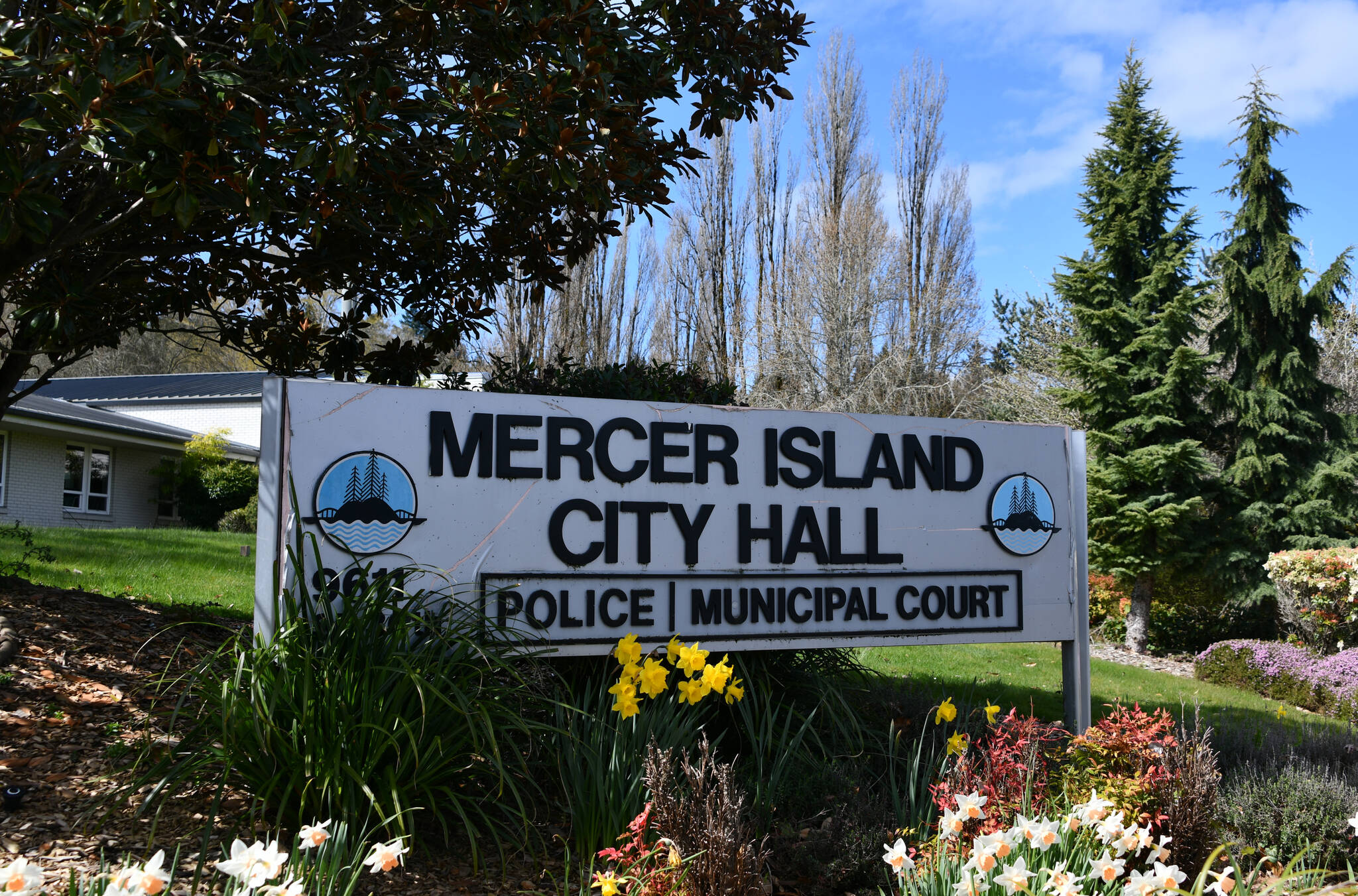 Mercer Island City Hall. (File photo)